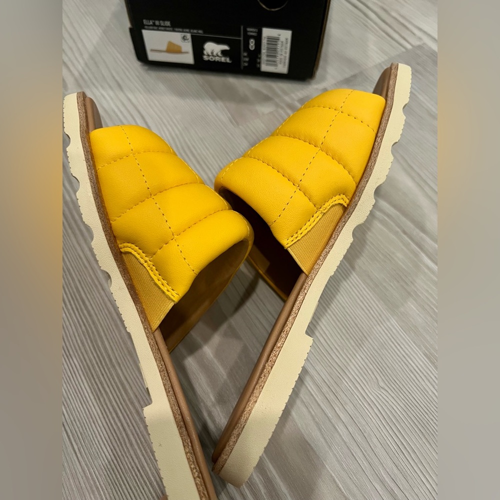 SOREL Women’s Quilted Puff Sandal. New in Box. Yellow/Tan. Size 8 - Picture 6 of 7